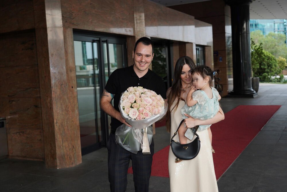 "AJMO KUĆI MOJ...": Aleksa izveo ženu i sina iz porodilišta! Evo ko je OKAČIO fotografije na internet