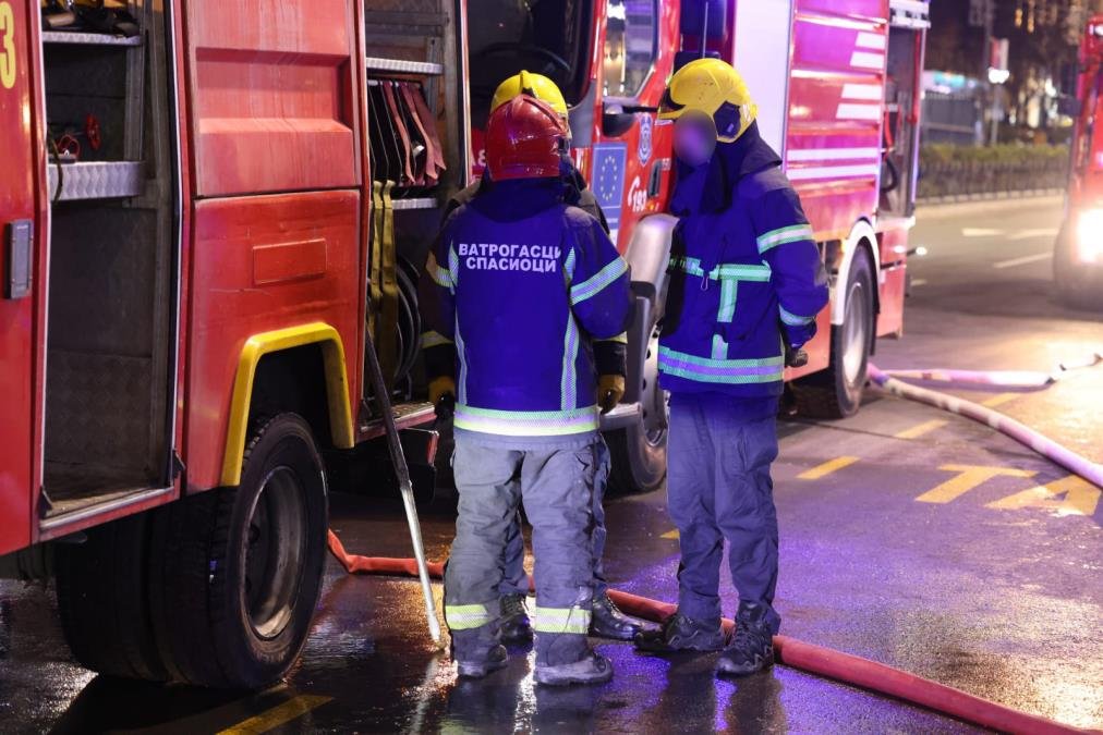 DEČAK (10) GASIO VATRU, PA MU SE ZAPALILA MAJICA! Požar u Rakovici