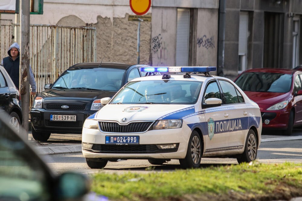 Haos u marketu na Paliluli: Napadač pretio nožem i oteo novac, radnica ga gađala flašama!