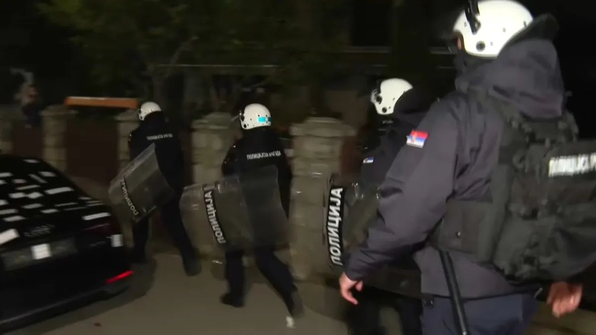 Incident u Resniku: Građani opkolili auto čoveka za kojeg veruju da ih je snimao tokom protesta, intervenisala i policija