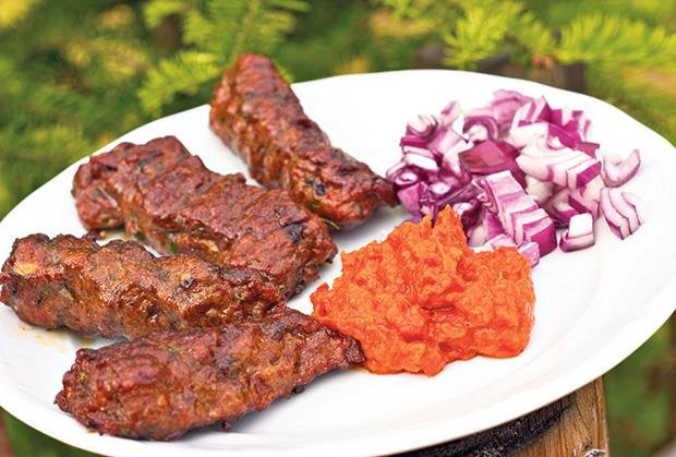 Domaći juneći ćevapi za početnike: Bolji nego kafanski, a spremaju se nikad lakše
