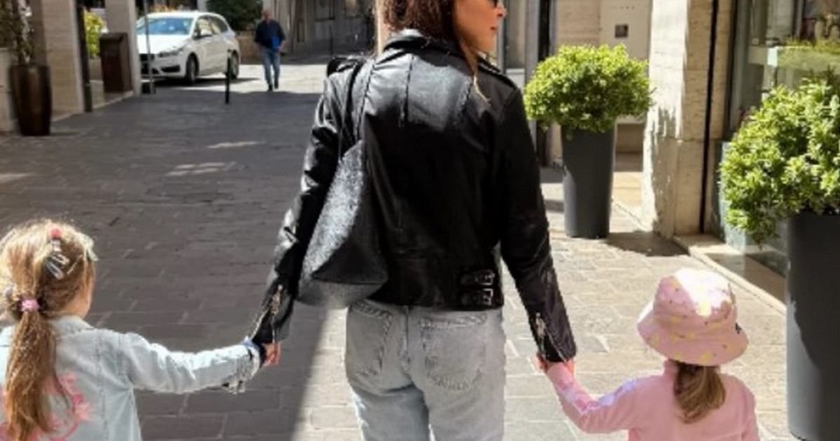 Marijana Mićić sa ćerkicama na odmoru u Italiji: Naslednice drži za ruke u šetnji, a sve tri imaju TOP autfit