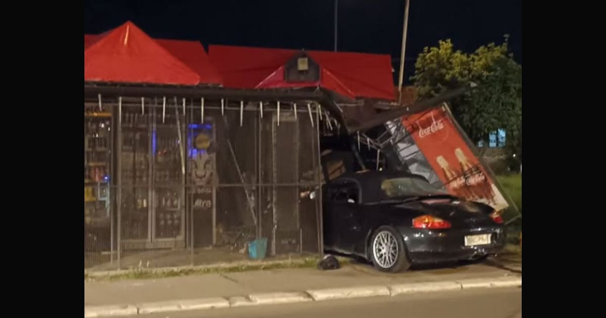 Auto uleteo u kiosk, radnica teško povređena: Neviđena saobraćajka u Obrenovcu