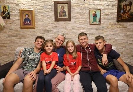 Holanđanka u Doboju othranila čak 72 napuštena deteta: Slave sve praznike, ne gledaju religiju, a svu decu želi da nauči jadnu važnu stvar