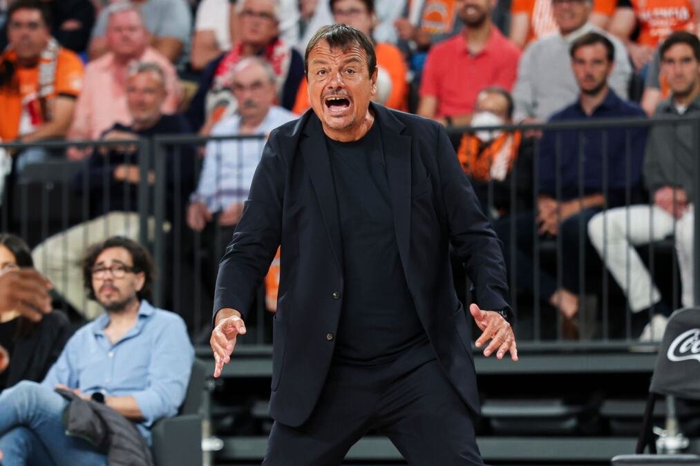 "DOŠLI SU DA UHAPSE NAŠEG PREDSEDNIKA! TU JE POLICIJA..." Haos kakav se ne pamti u Evroligi: Ataman stao pred novinare, pa ZAGRMEO zbog Janakopulosa!