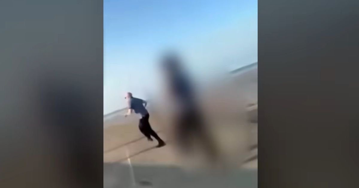 Tinejdžeri namamili Aleksandra, vikali mu "pedofil", pa ga kamenovali do smrti na plaži