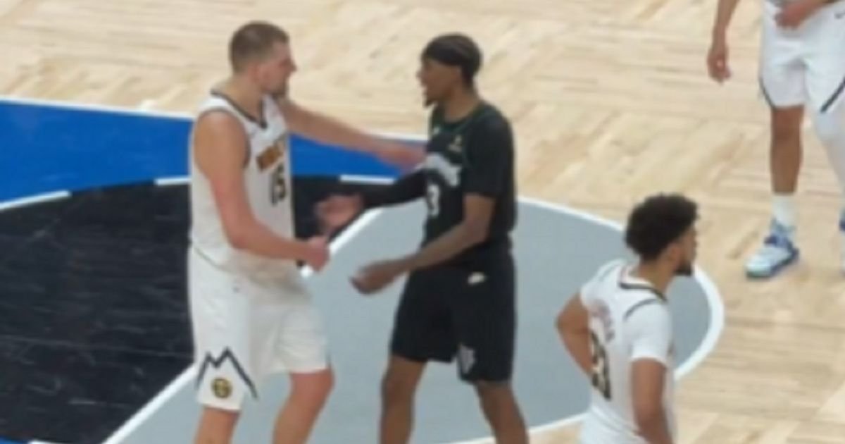 Jokić i u porazu pokazao kakav je gospodin, pružio ruku čoveku koji ga je "pljuvao", kamere sve snimile