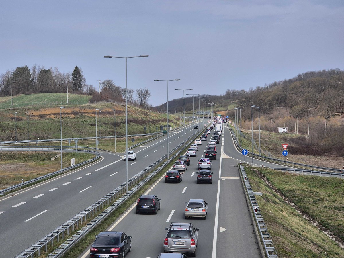 AMSS: Pojačan saobraćaj na putevima ka izletištima, povoljni uslovi za vožnju