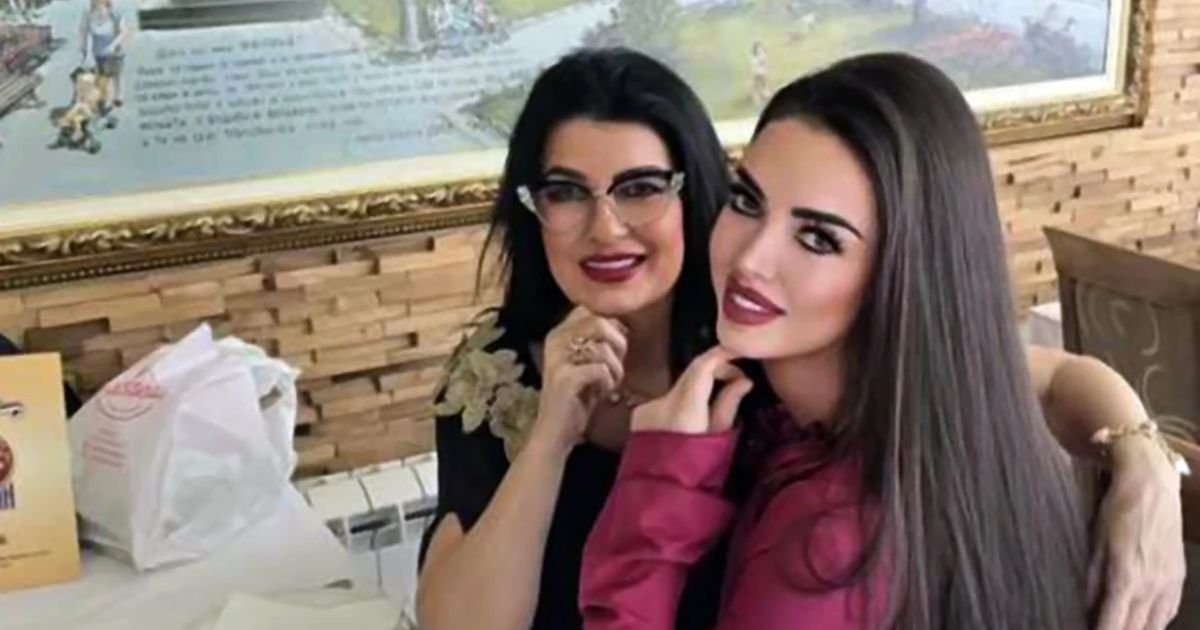 Završila težak fakultet, a izgleda kao model: Ćerka naše pevačice pozirala sa roditeljima, komentari pljušte