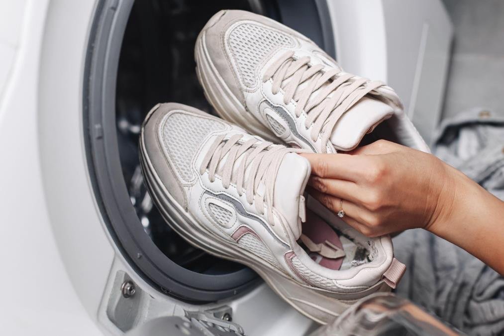 Patike smete da perete u veš mašini, ali pod ovim uslovima: Evo kako da vam izađu kao nove