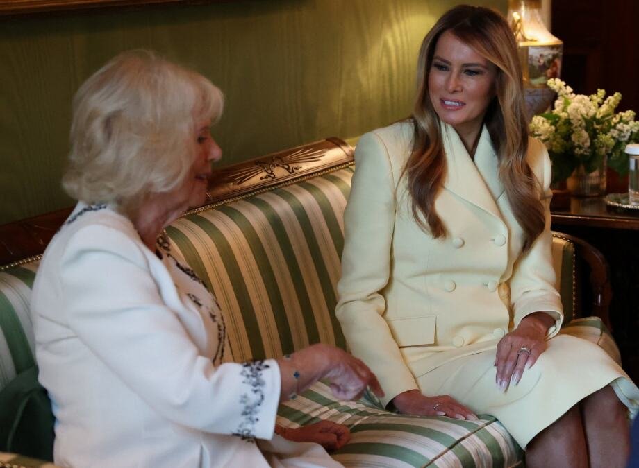 Kraljica Kamila svojom šalom načisto zbunila Melaniju: Čitačica s usana otkrila sve detalje njihovog razgovora