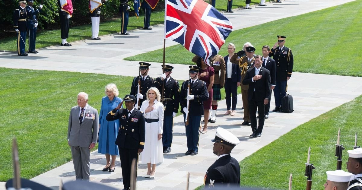Težak gaf tokom posete kralja Čarlsa SAD: Amerikanci obrnuli naopako britansku zastavu! Ali to nije sve...