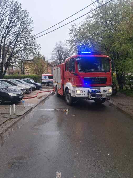 JEZIVE SCENE NA ČUKARICI Vatra sravnila jedan stan, cela zgrada puna gustog dima i gareži, policija i dalje obavlja uviđaj