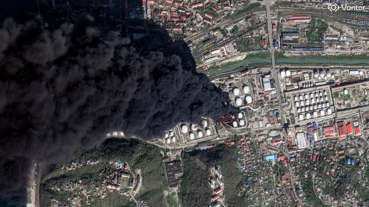 FOTO, VIDEO Dronovi pogodili ruski milionski grad: Luka u plamenu, škole zatvorene, voda nebezbedna