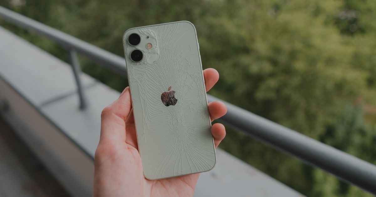 Zašto je popravka stakla na iPhone telefonima toliko skupa: Razlog je jedan detalj