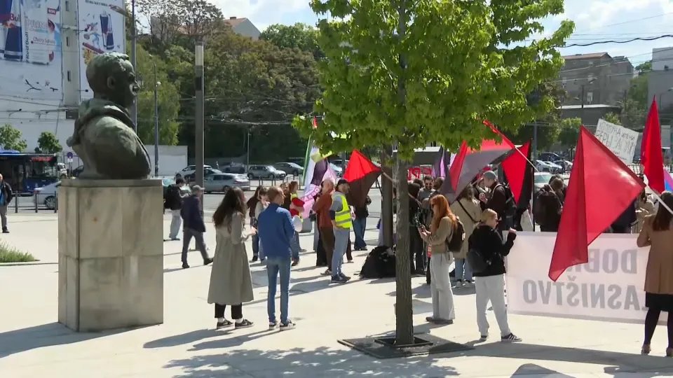 Spomenik Dimitriju Tucoviću nema ploču sa imenom dve godine: Kvir zbor na Slaviji obnavlja spomenik