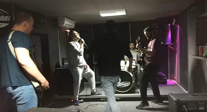 DANAS PO VEČERI ZARADI HILJADE EVRA, A NEKADA PRODAVAO CIGARETE NA ULICI! Pevač otkrio sve o prvoj zaradi: Otac me je pitao da li sam ukrao pare