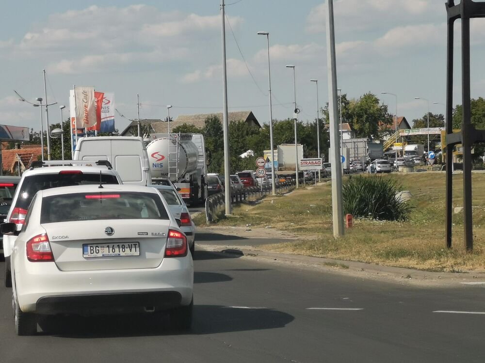 PRVOMAJSKI HAOS NA IZLAZIMA IZ BEOGRADA: Kilometarske kolone na auto-putu, vozila se jedva kreću