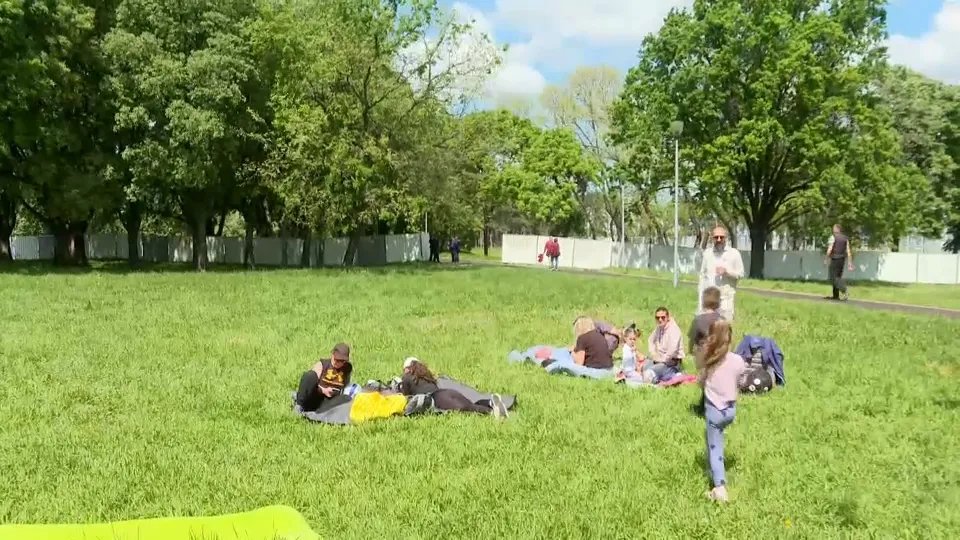 (VIDEO) Dok građani roštiljaju kod parka Ušće, policija čuva ogradu