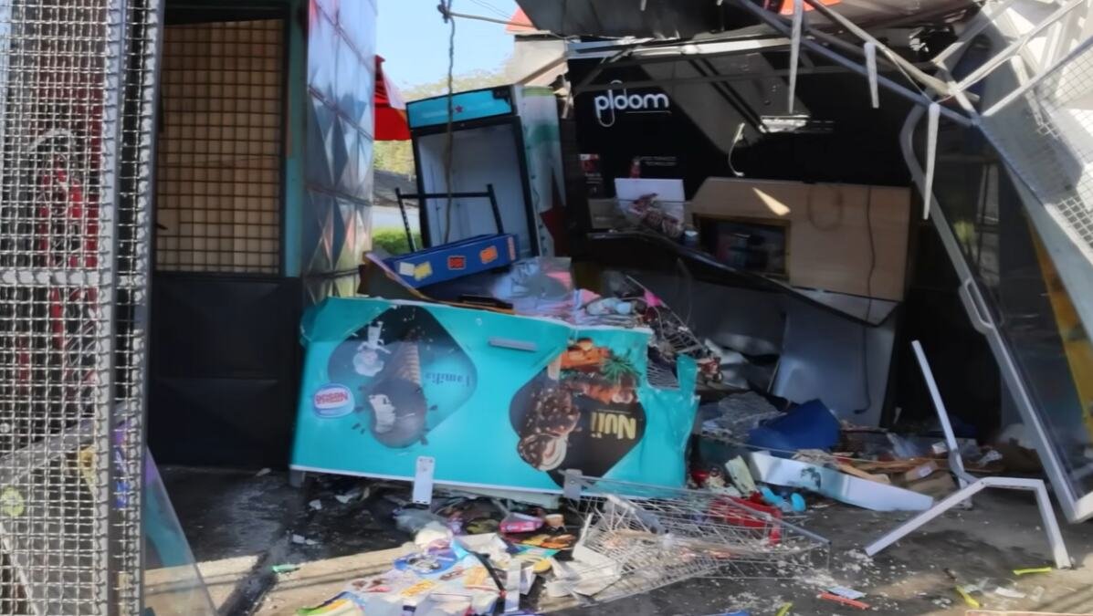 (VIDEO) "LJUDI, ŽENA JE UNUTRA!" Snimak stravične nesreće u Obrenovcu, besan auto uleteo u kiosk, radnici se i dalje bore za život: Otkriveni svi detalji