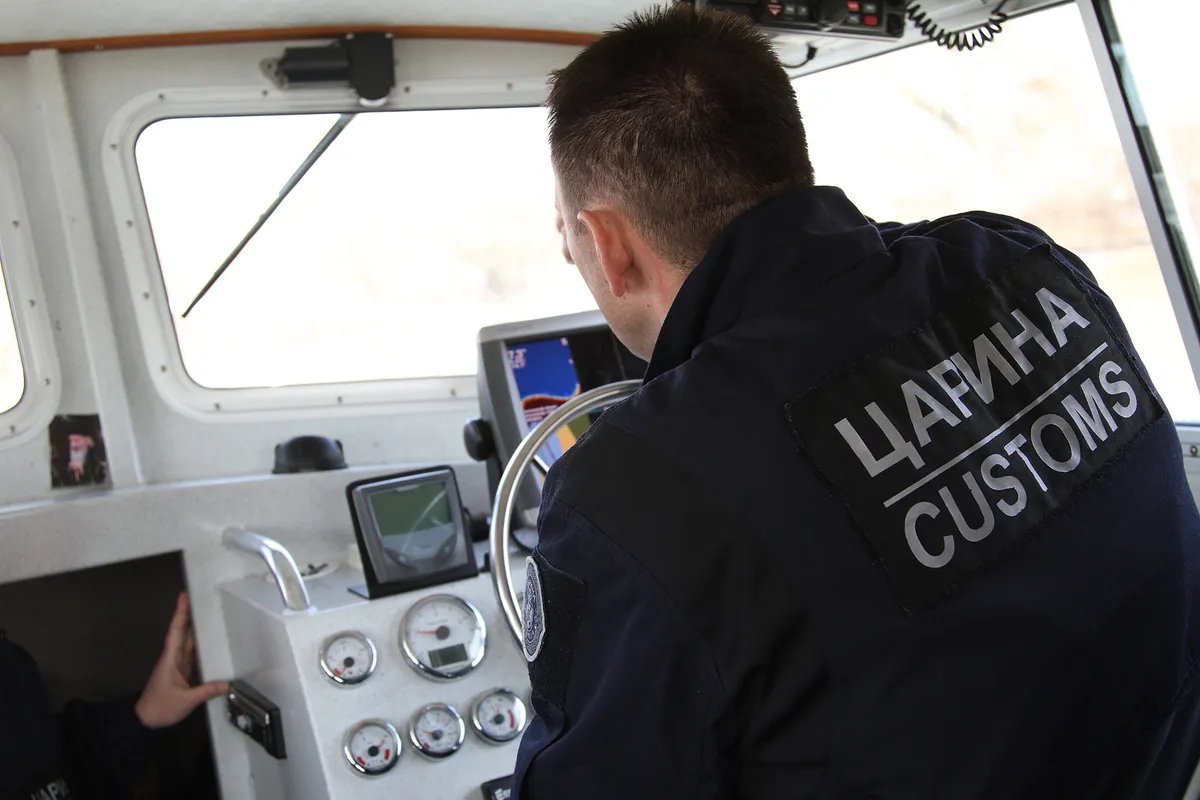 Predsednik Saveza slobodnih sindikata tvrdi: "Sa porodicom sam doživeo maltretiranje na graničnom prelazu Vatin, carinik nam tražio 150 evra za mašinu od 14 hiljada dinara"