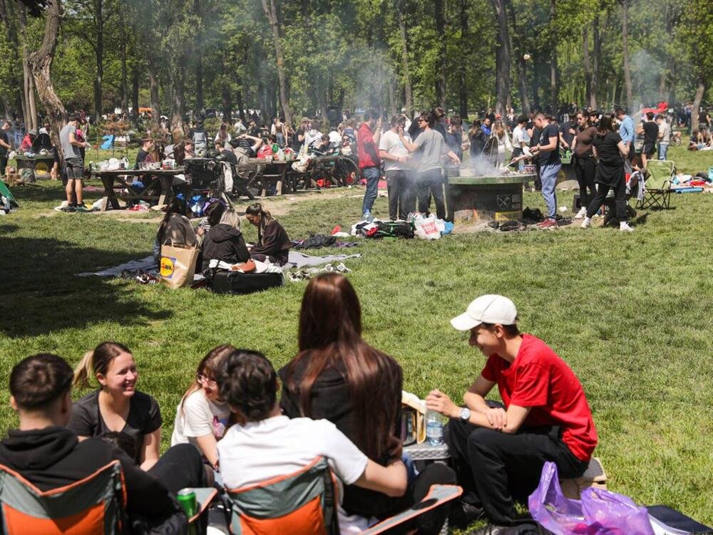 NA ADI NEMA GDE IGLA DA PADNE ZA PRVI MAJ! Atmosfera samo puca, pogledajte i sami (FOTO)