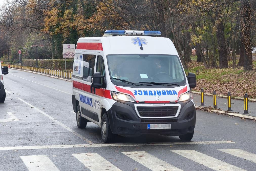 TEŠKA SAOBRAĆAJKA U CRVENKI: Vozač izgubio kontrolu nad vozilom, automobil demoliran - u toku je uviđaj (FOTO)