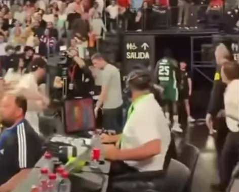VIDEO Navijač Valensije krenuo da juri Nana i pao, usledilla provokacija košarkaša Panatinaikosa