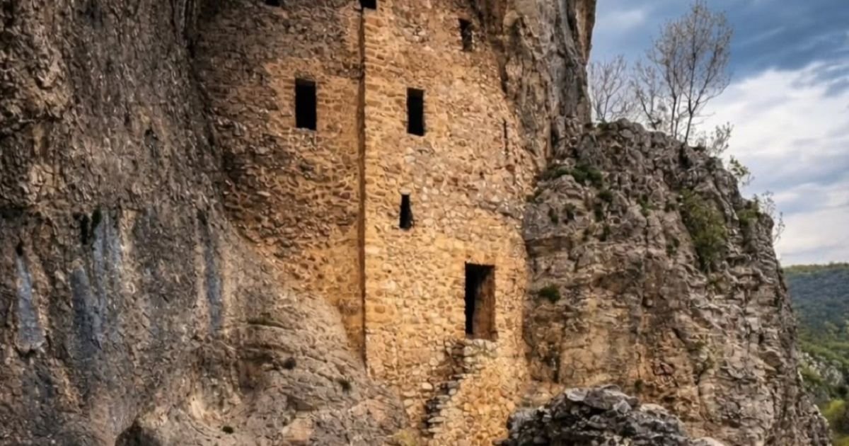 Kao zamak iz najlepše bajke: Ovaj manastir u Srbiji izaziva posebno oduševljenje, takođe je i važan spomenik
