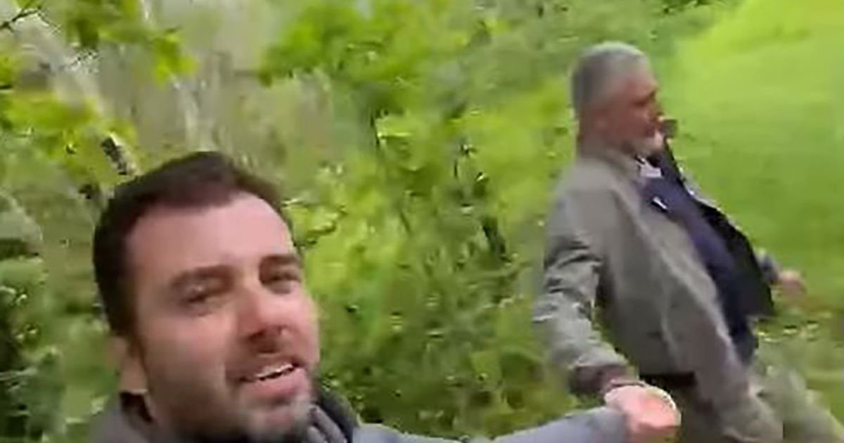 Čeda i Aca u epizodi "Avantura u blatu": Zaputili se kroz šumu, blatnjavi do guše - drže se za ruke "Volim te"