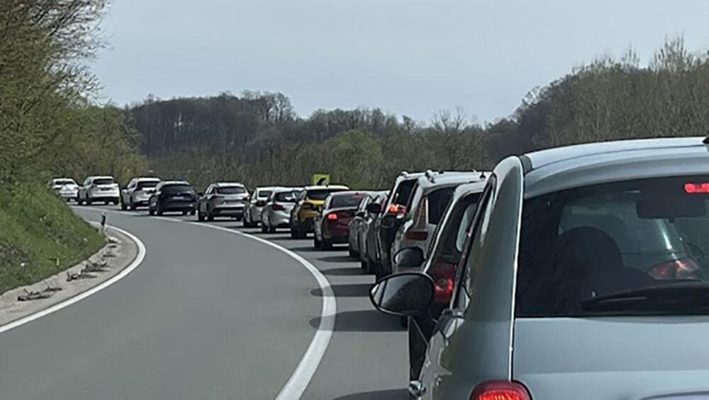 KOLONA DUGA 20 KILOMETARA, NE VIDI SE KRAJ! Turisti pohrlili na ovu srpsku planinu za praznik (VIDEO)