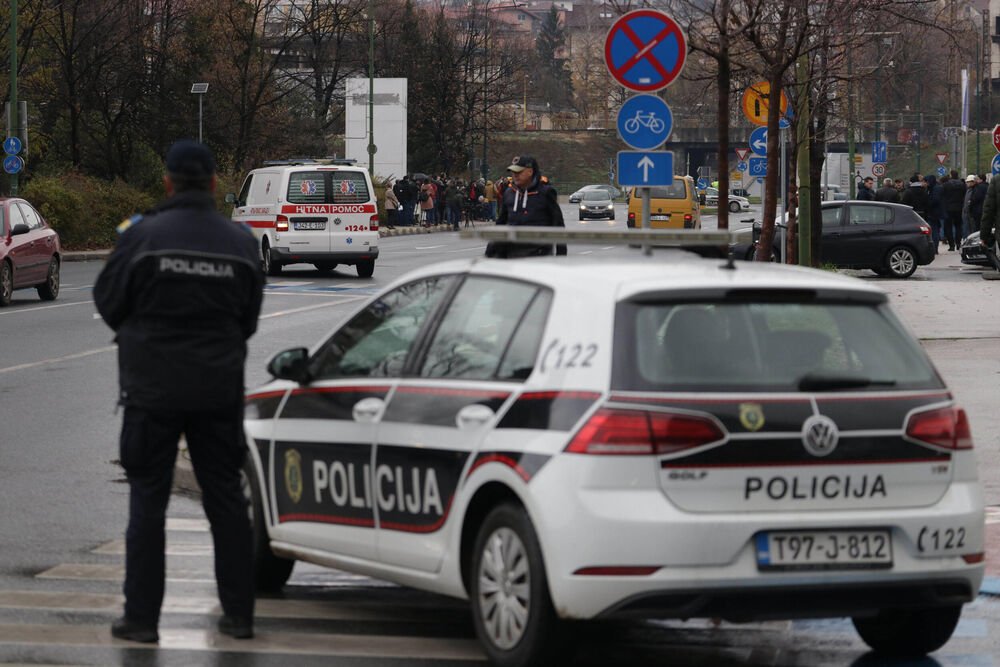 UBIJENA ŽENA U SARAJEVU! U pucnjavi ranjen i njen brat, osumnjičeni pobegao sa mesta zločina