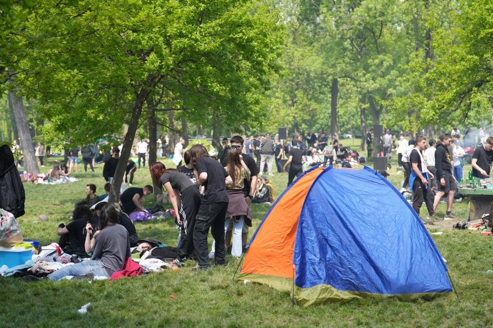 PORODICA DOŽIVELA ŠOK NA KOŠUTNJAKU ZA PRVI MAJ! Deca pronašla ranac, a kad nisu našli vlasnika, otvorili ga - UNUTRA VIDELI UŽAS!