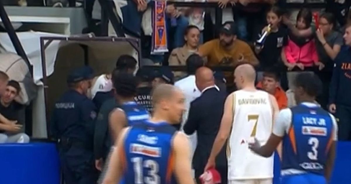 Nikoli Kaliniću pogrdno skandirali, on ušao u sukob s navijačem: Policajci ga jedva izveli iz hale posle tuče!