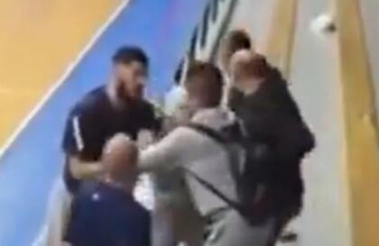 HAOS BEZ KRAJA! Kalinić i Izundu preskočili ogradu i potukli se sa navijačima! Vukli se, gurali i udarali ko je koga stigao!