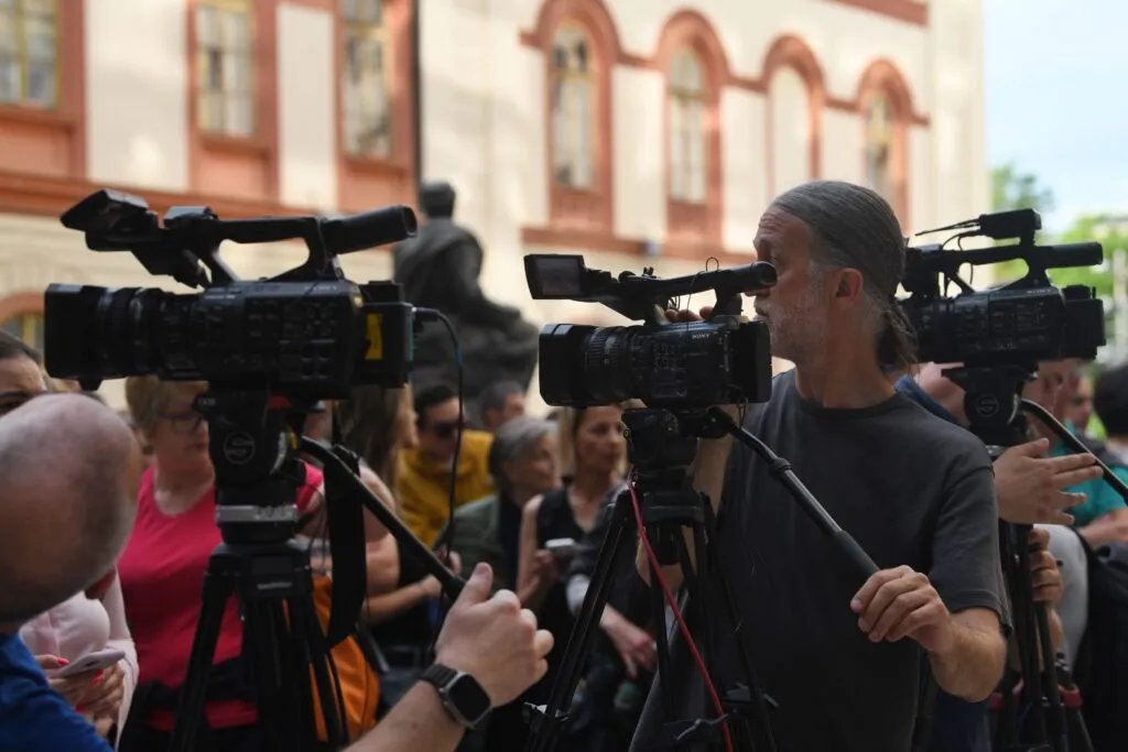 „Javnost želi da mi opstanemo“: Ekonomski položaj novinara u Srbiji nikad lošiji