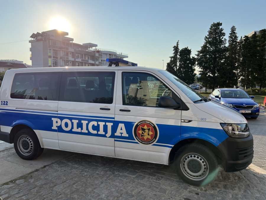TERAO SUPRUGU I MALOLETNU DECU DA PROSE: Uhapšen muškarac iz Novog Pazara u Podgorici, sumnjiči se za trgovinu ljudima i porodično nasilje