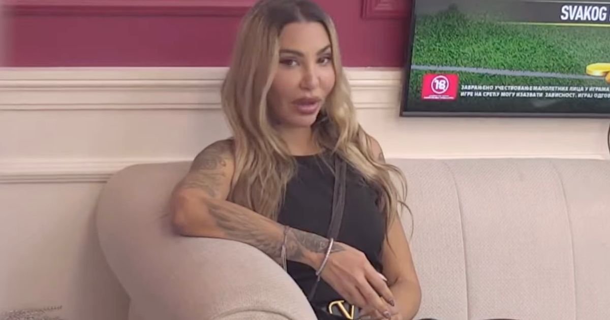 Anelina porodica opet na okupu: Njen brat i snajka pevačica ostavili nesuglasice iza sebe - pozirali u džipu