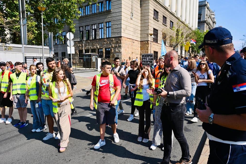 "MAŠINERIJA ZA PROIZVODNJU IZGOVORA" Blokaderi na papiru traže izbore, a kada dođe do stvarnog razgovora o izbornim uslovima i terminima - njih nigde nema