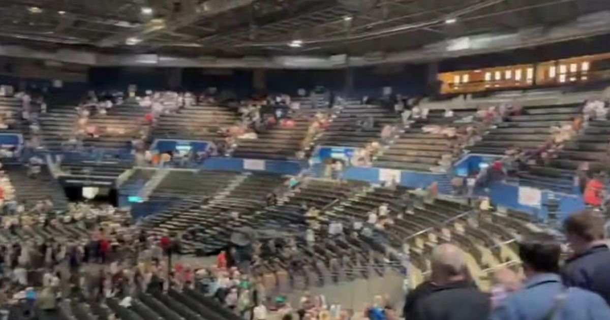 Evakuisana arena tokom nastupa britanskog komičara! Pronađena TORBA, on hitno sklonjen sa bine
