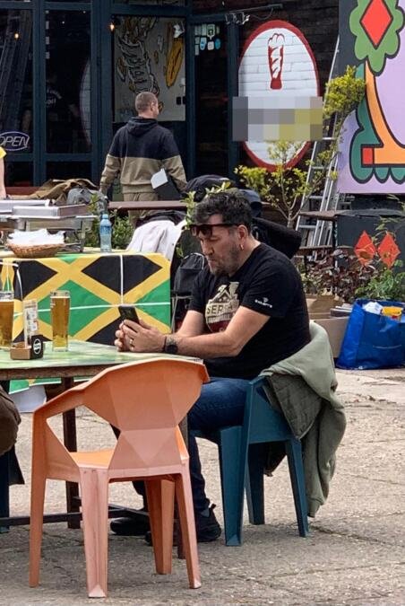 NIGOR ODBIO ŠOKANTNU PORUKU! Muzičar se zaledio u sekundi! Uslikali smo ga u opuštenom izdanju (FOTO)