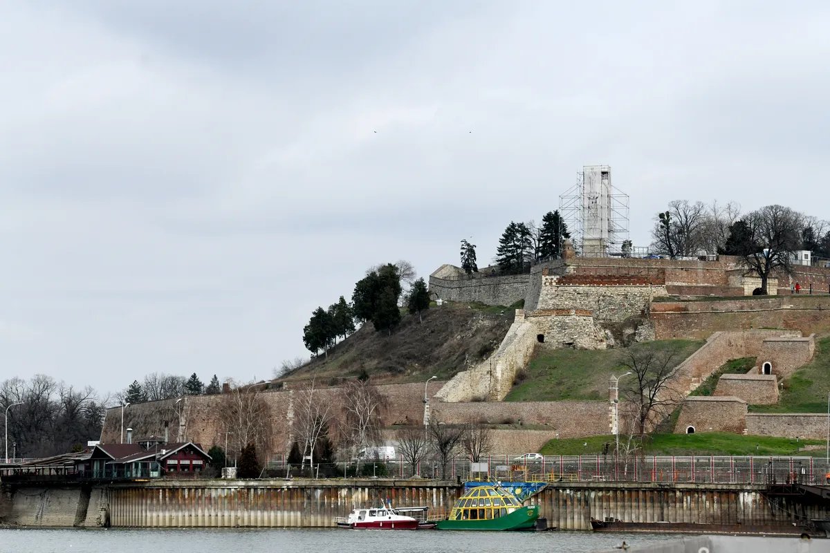 Detalji drame na Kalemegdanu: Devojčica (15) pala sa zidina kod "Pobednika", okliznula se dok je pokušavala da se spusti niz zidinu