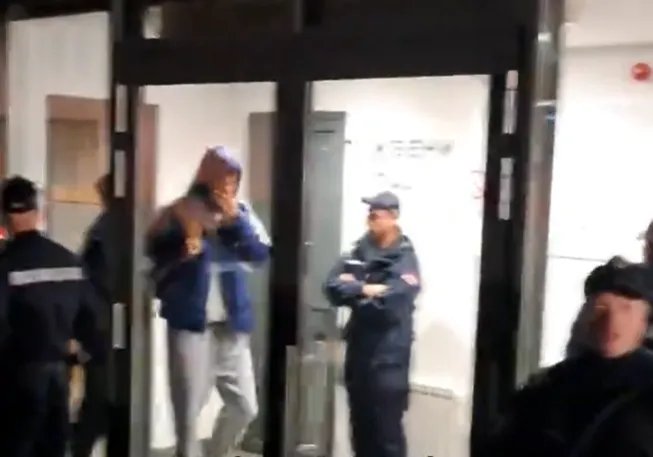 VIDEO Pojavio se snimak Kalinića kako napušta dvoranu posle skandala: Sačekali ga navijači