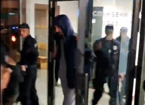 ISPLIVAO SNIMAK! Evo šta se dešavalo ispred dvorane u Čajetini posle neviđenog haosa: Kalinić izašao sa kapuljačom na glavi, napolju ga čekali besni navijači!