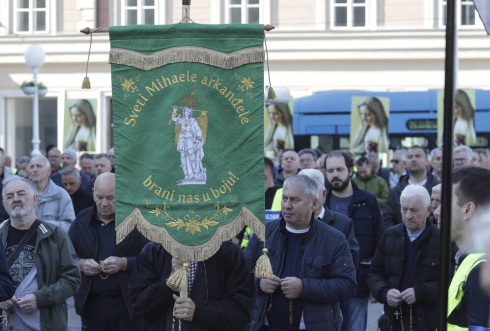 NAPETO NA TRGU BANA JELAČIĆA: Muškarci s krunicama kleče i mole se Gospi, a grupa žena peva paganske pesme slaveći divlju žensku energiju protiv patrijarhata