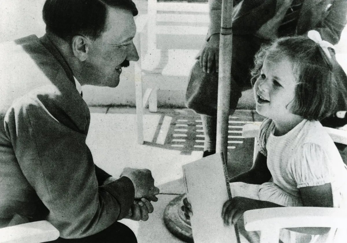 Otac je oženio rođaku, Adolf je u školi pao razred i sa 16 napustio školovanje: Mračni detalji iz Hitlerovog života