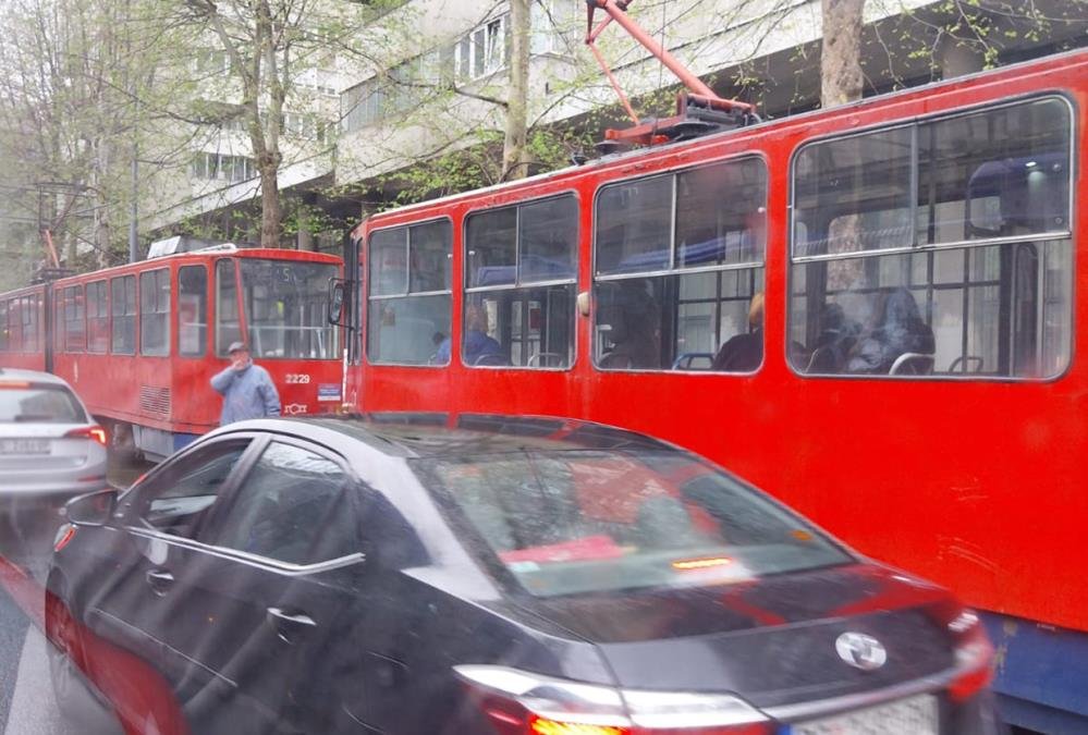 TRAMVAJ UDARIO MOMKA (21) U CENTRU BEOGRADA Mladiću se bore za život, teško je povređen u nesreći