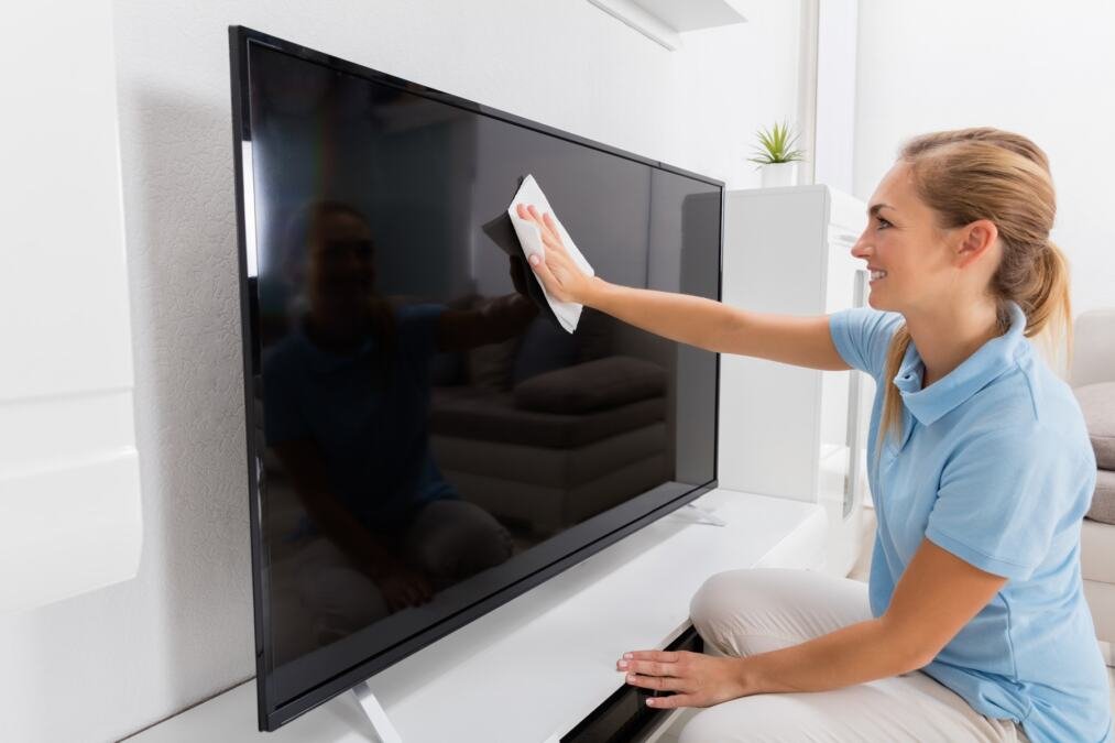 Televizor nikad ne brišite vlažnim maramicama: Može da napravi veliku štetu, evo koji način je najbolji