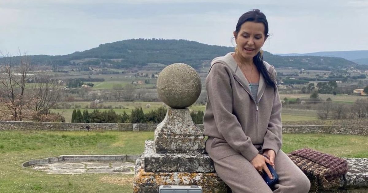 Elena Karić pokazala luksuzni dom! Raskoš na sve strane, bazen, a tu je i crna mačka koja simbolizuje...