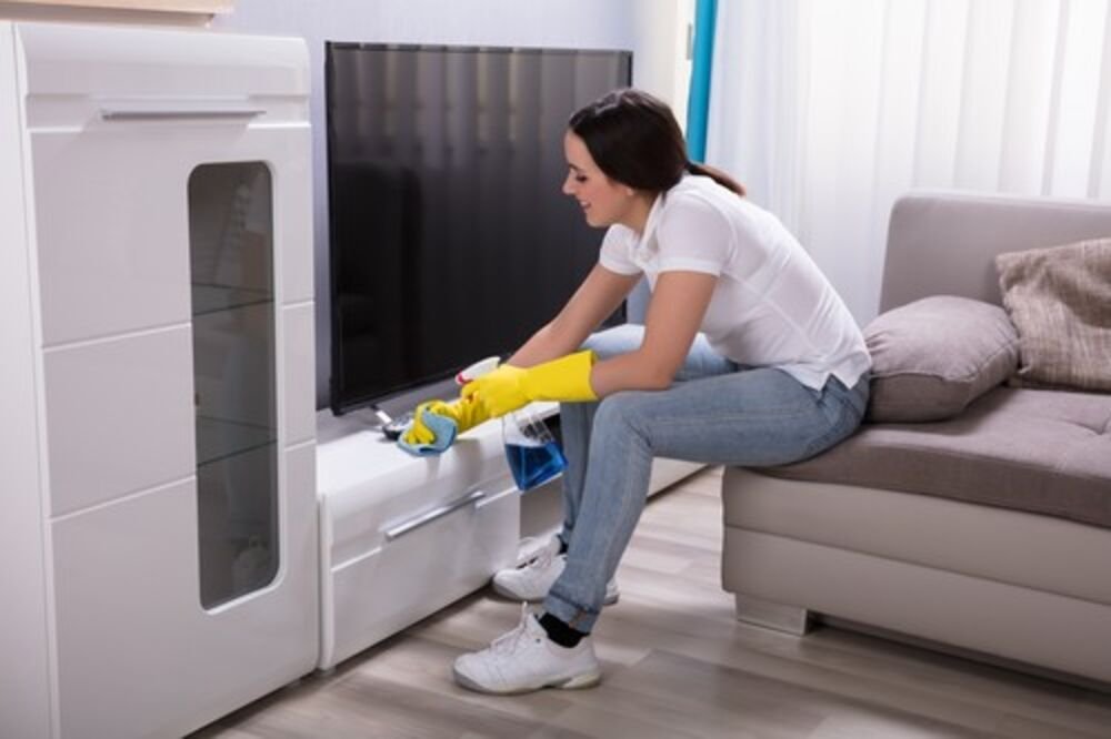 Televizor nikad ne brišite sa ovim sredstvima! Srbi masovno prave istu grešku, a to uništava ekrane!